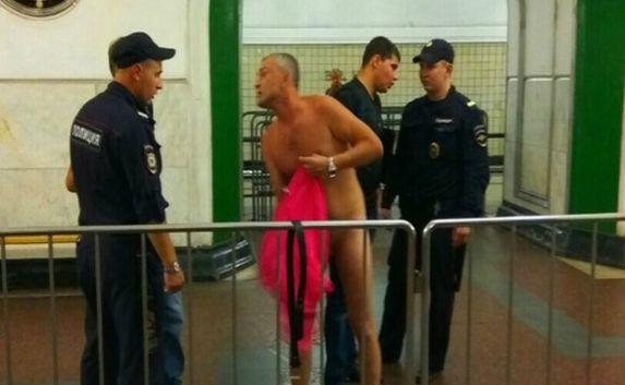 Полицейские догола раздели мужчину в московском метро